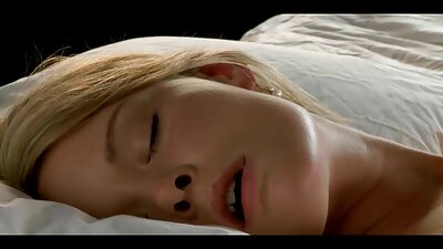 Ranzige blonde Latina erotiek film slet met een getatoeëerd lichaam berijdt een grote lul