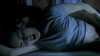 Een meisje met een hete kont wordt hard geneukt door haar minnaar in erotische speelfilm de slaapkamer